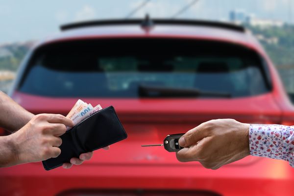 How can I prevent buying another lemon? A person handing someone else the keys to a vehicle